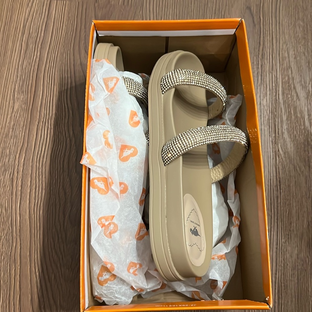NWT | Size 6 | camel | sandal